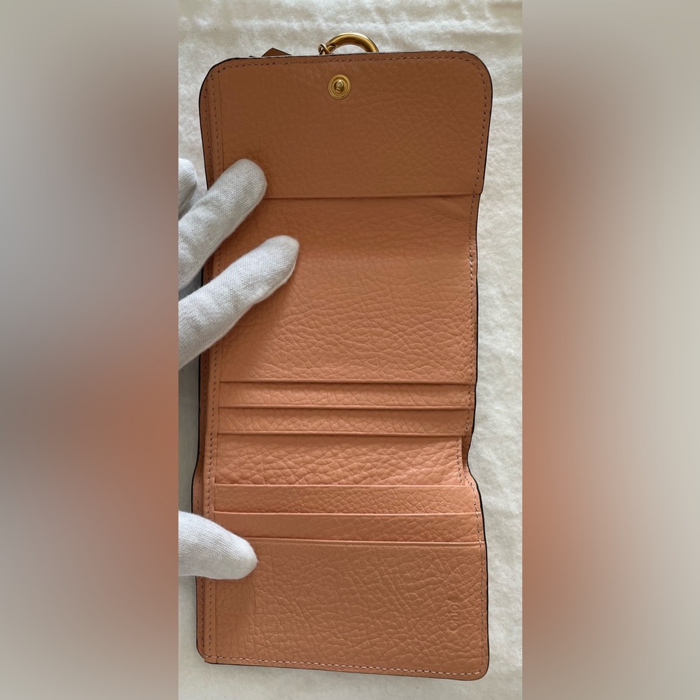 Chloé Authentic Vintage Peach Leather Compact Wallet with Gold Charms - Picture 8 of 16
